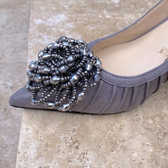 J. Renee sz 7M women’s  heels with beaded appliqué in taupe makes a statement - Picture 8 of 8